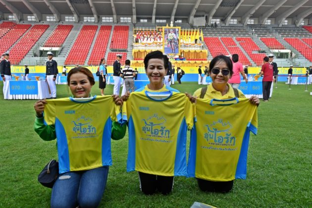 ประชาชนคึกคับรับเสื้อพระราชทาน ไบค์ อุ่นไอรัก
