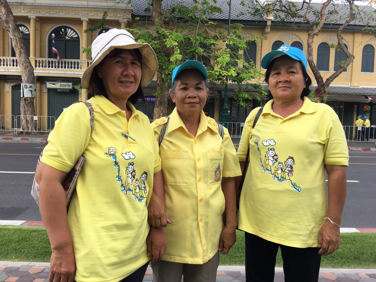 นางประครองศรี (คนกลาง)