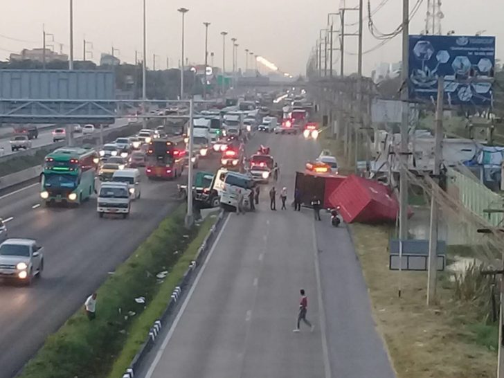 ปทุมธานี รถบรรทุกตกร่องกลางถนน