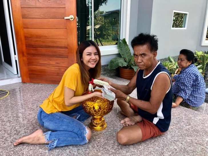 รูป จ๊ะ มอบเงินให้พ่อ วันพ่อ