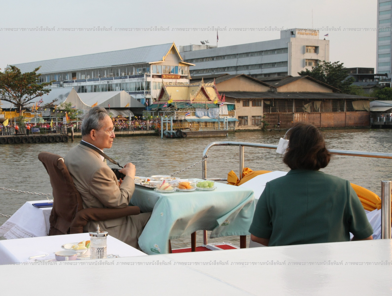 พระบาทสมเด็จพระเจ้าอยู่หัวฯ เสด็จพระราชดำเนินพร้อมด้วย สมเด็จพระเทพรัตนราชสุดาฯ สยามบรมราชกุมารี โดยเรือพระที่นั่งอังสนา จากโรงพยาบาลศิริราช ไปยังบริเวณปากคลองประตูระบายน้ำคลองลัดโพธิ์ จ.สมุทรปราการ เพื่อทรงเปิดประตูระบายน้ำคลองลัดโพธิ์ อันเนื่องมาจากพระราชดำริ กับทรงเปิดสะพานภูมิพล 1 และสะพานภูมิพล 2 เมื่อ 24 พ.ย.2553