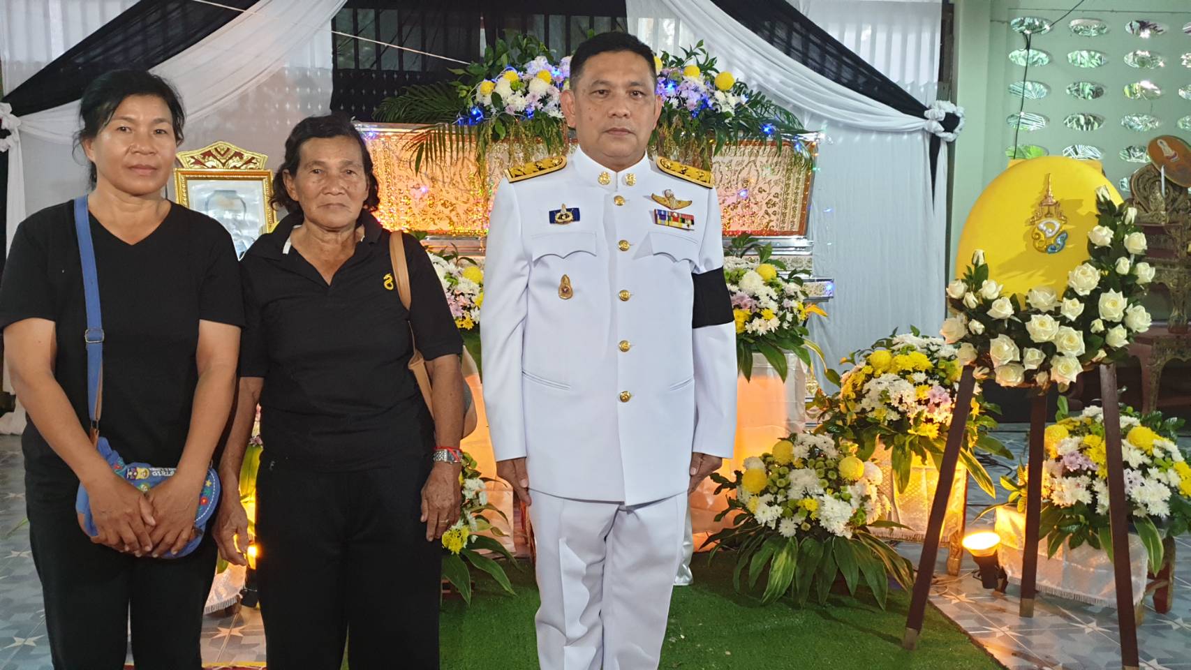 สมเด็จพระเจ้าอยู่หัว ทรงพระกรุณาโปรดเกล้าฯให้ นายไกรศร วิศิษฎ์วงศ์ ผู้ว่าราชการจังหวัดปัตตานี เชิญพวงมาลาหลวงไปวางหน้าหีบศพ นายปราโมทย์ วงศ์สุวรรณ 