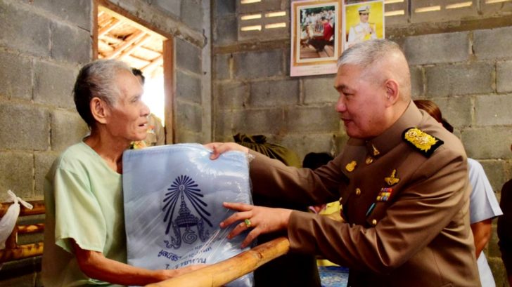 สมเด็จพระเจ้าอยู่หัว พระราชทานผ้าห่มกันหนาวราษฎร จ.บุรีรัมย์-สุรินทร์