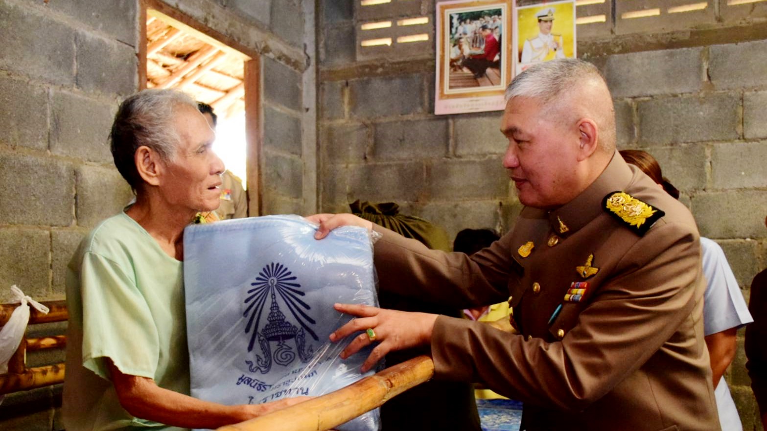 สมเด็จพระเจ้าอยู่หัว พระราชทานผ้าห่มกันหนาวราษฎร จ.บุรีรัมย์-สุรินทร์