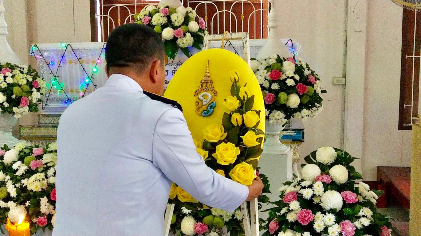 ร.10 พระราชทานพวงมาลาหลวงวางหน้าหีบศพราษฎร เสียชีวิตเหตุการณ์พายุปาบึก