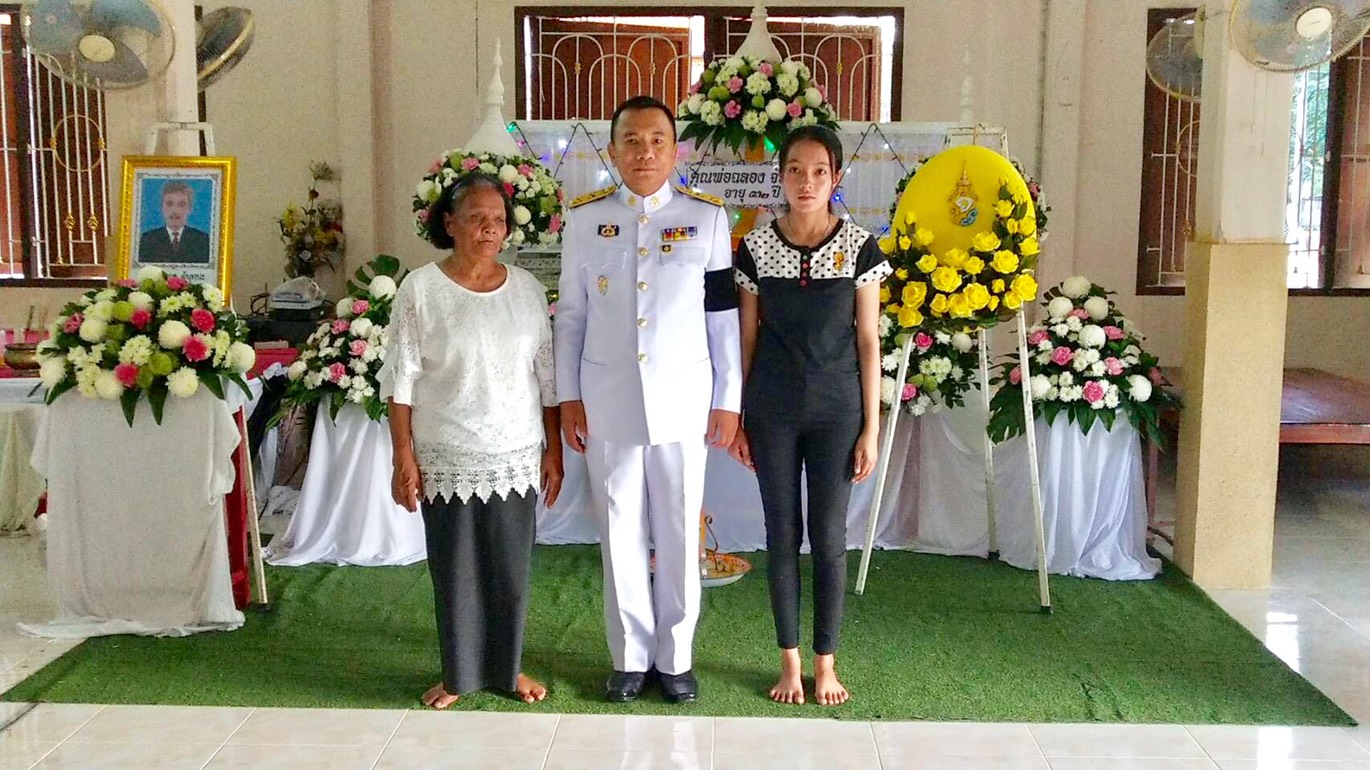 สมเด็จพระเจ้าอยู่หัว ทรงพระกรุณาโปรดเกล้าฯ ให้นายวีรนันทน์ เพ็งจันทร์ ผู้ว่าราชการจังหวัดสงขลา เชิญพวงมาลาหลวงไปวางหน้าหีบศพนายฉลอง จันทนะ 