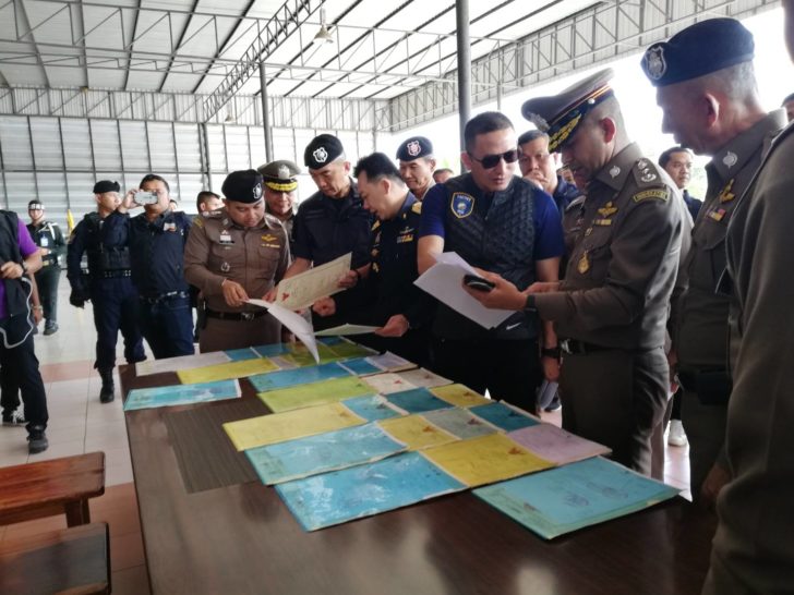 พล.ต.ท.สุรเชษฐ์ หักพาล ผู้บัญชาการสำนักงานตรวจคนเข้าเมือง และคณะ