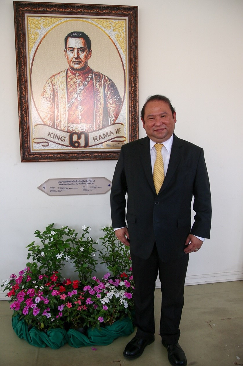 นายพุฒิพงศ์ ปราสาททองโอสถ กรรมการผู้อำนวยการใหญ่ บมจ. การบินกรุงเทพ และโรงพยาบาลกรุงเทพ 