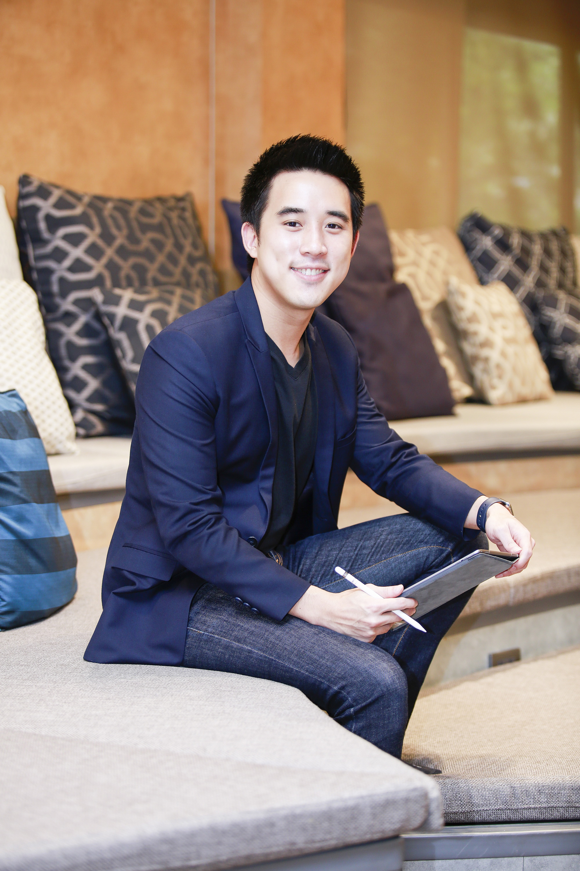 เจ-เอกชัย สุขุมวิทยา นักธุรกิจหนุ่มผู้ก่อตั้งคาเฟ่ชื่อดัง อย่าง 'คาซ่า ลาแปง'
