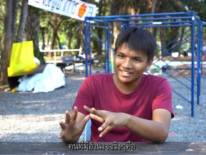 นายธรรมธวัช ธีระศิลป์ นักศึกษาชั้นปีที่ 3 คณะศิลปศาสตร์ ประธานกลุ่มอิสระล้อการเมือง มหาวิทยาลัยธรรมศาสตร์ (มธ.)
