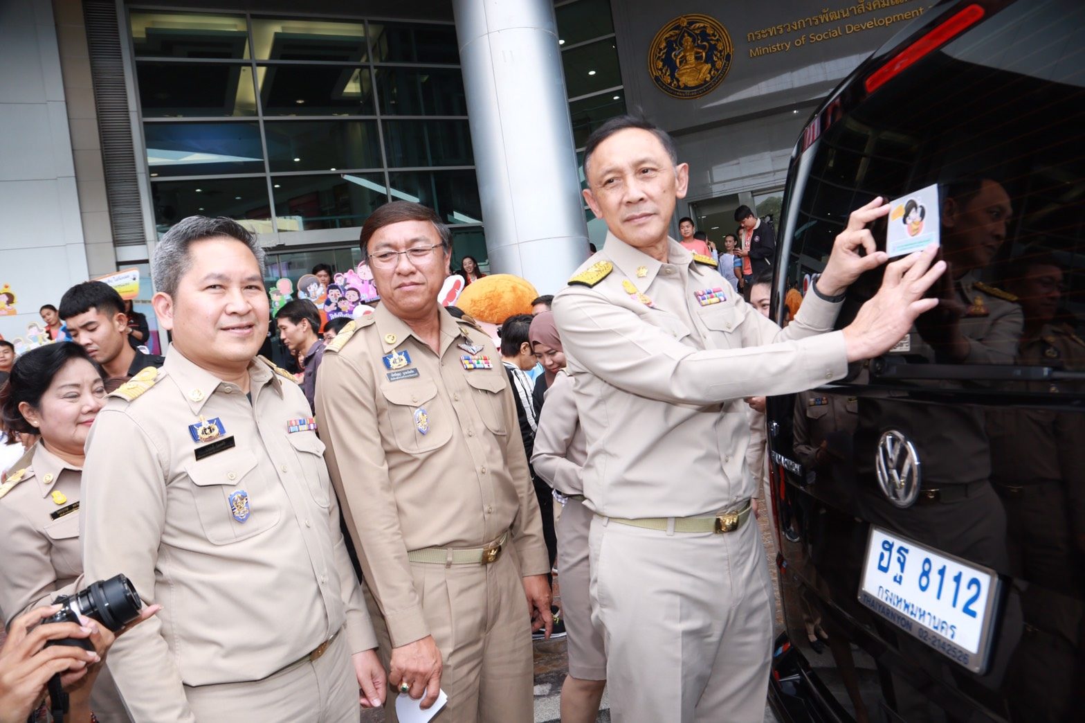 พล.อ.อนันตพร กาญจนรัตน์ ติดสติ๊กเกอร์รณรงค์