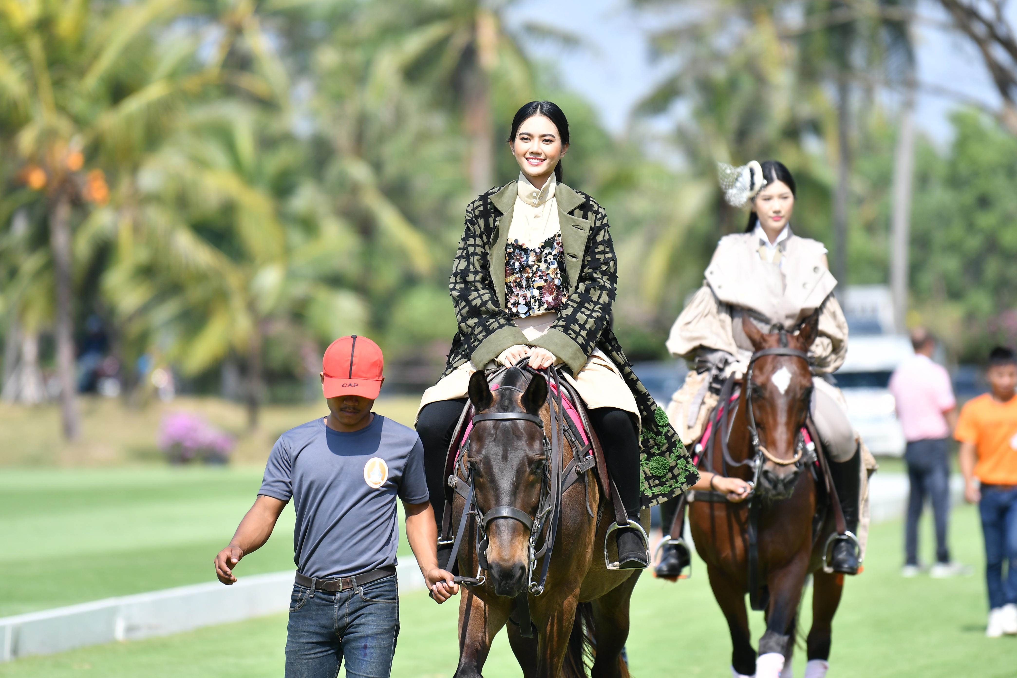 ปรางค์เนตร ถาใจ ร่วมแฟชั่นโชว์บนหลังม้า