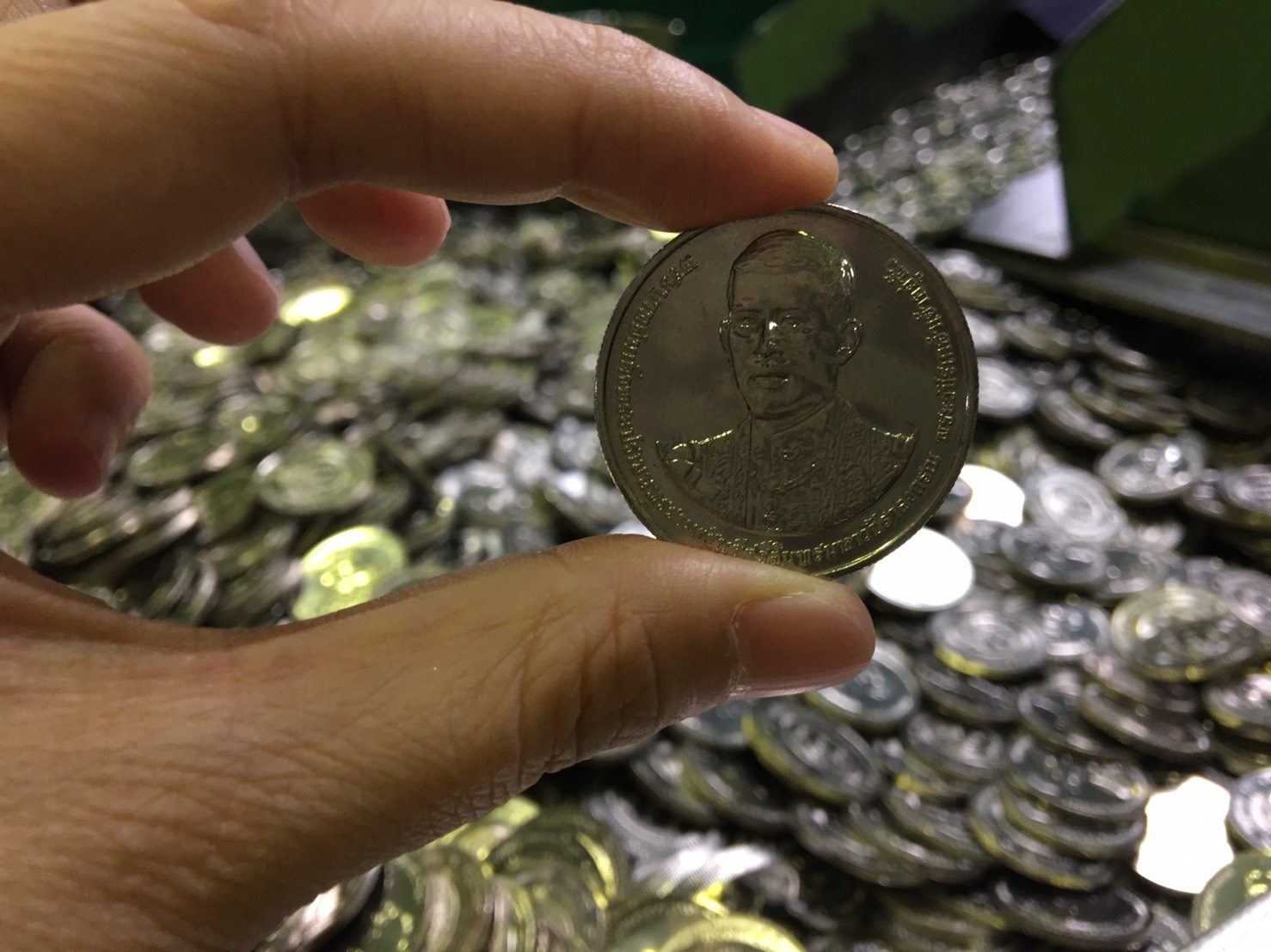 ธนารักษ์เผยยอดจองเหรียญราชาภิเษกสูงกว่า4ล้านเหรียญ-แพลทินัมราคา1ล.ยอดพุ่ง  250 เหรียญ