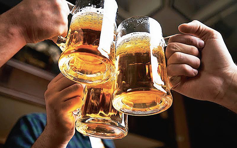สมาคมเครื่องดื่มแอลกอฮอล์ รับถูกกระทบต้นทุนแพง 'เบียร์-เหล้าขาว'  ขึ้นราคาแล้ว