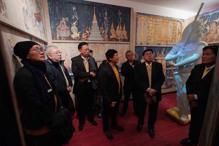 03-ดร.วิษณุ เครืองาม ชมนิทรรศการ “THE REVOLVING WORLD” โลกยังคงหมุน โดยทีมงานที่คัดสรรจาก สศร.