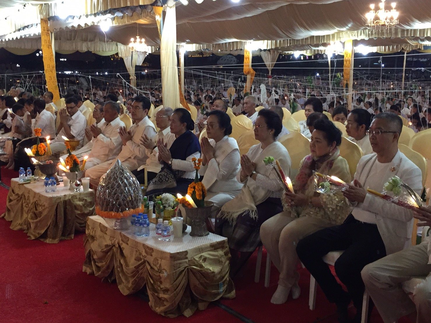 ชาวพุทธสปป.ลาว รับศีล ก่อนเวียนเทียนวันวิสาขบูชารอบพระธาตุหลวง(คลิป)