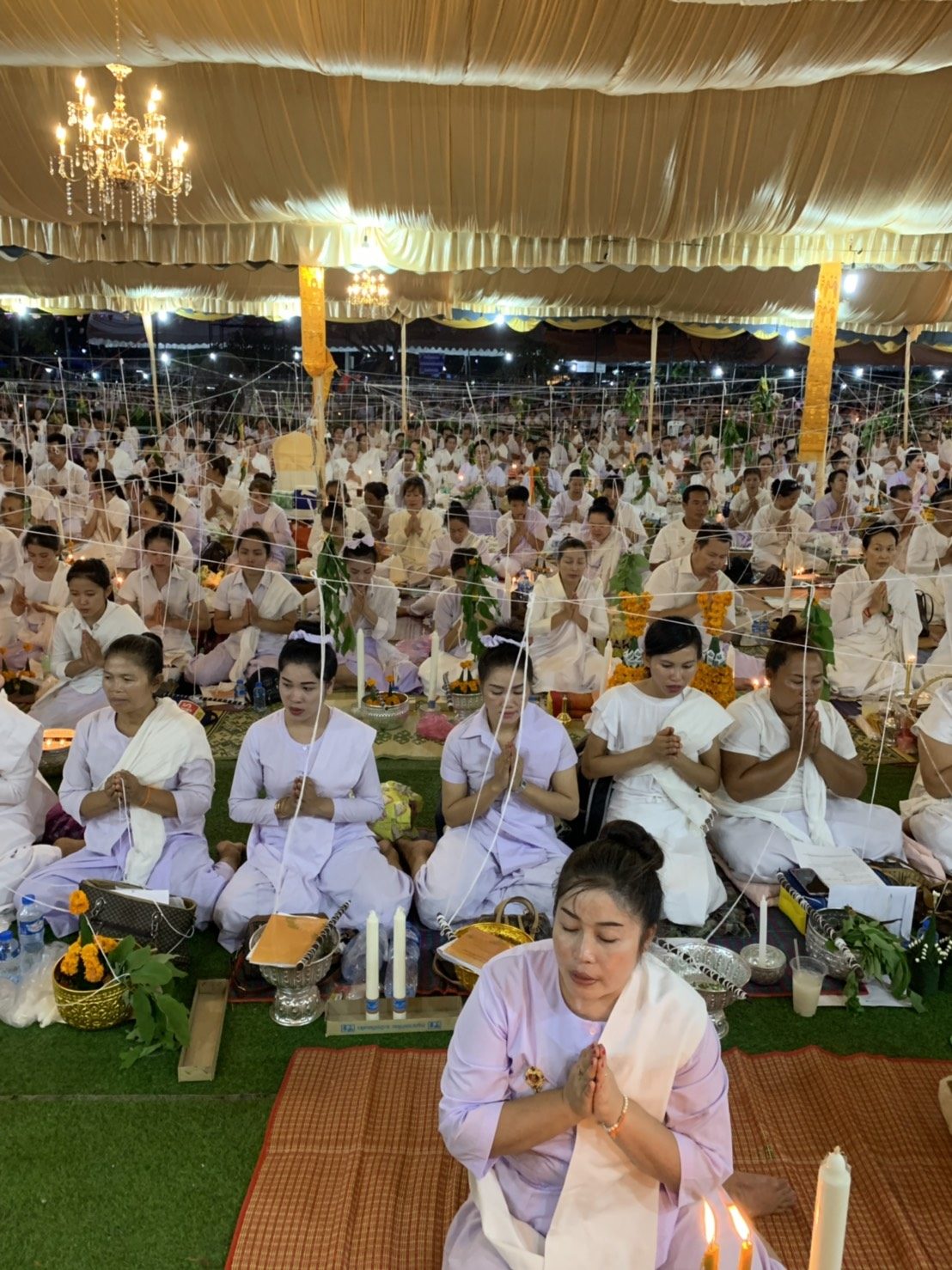 ชาวพุทธสปป.ลาว รับศีล ก่อนเวียนเทียนวันวิสาขบูชารอบพระธาตุหลวง(คลิป)