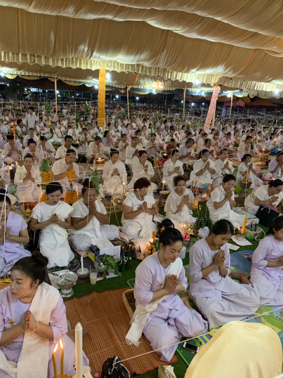 ชาวพุทธสปป.ลาว รับศีล ก่อนเวียนเทียนวันวิสาขบูชารอบพระธาตุหลวง(คลิป)