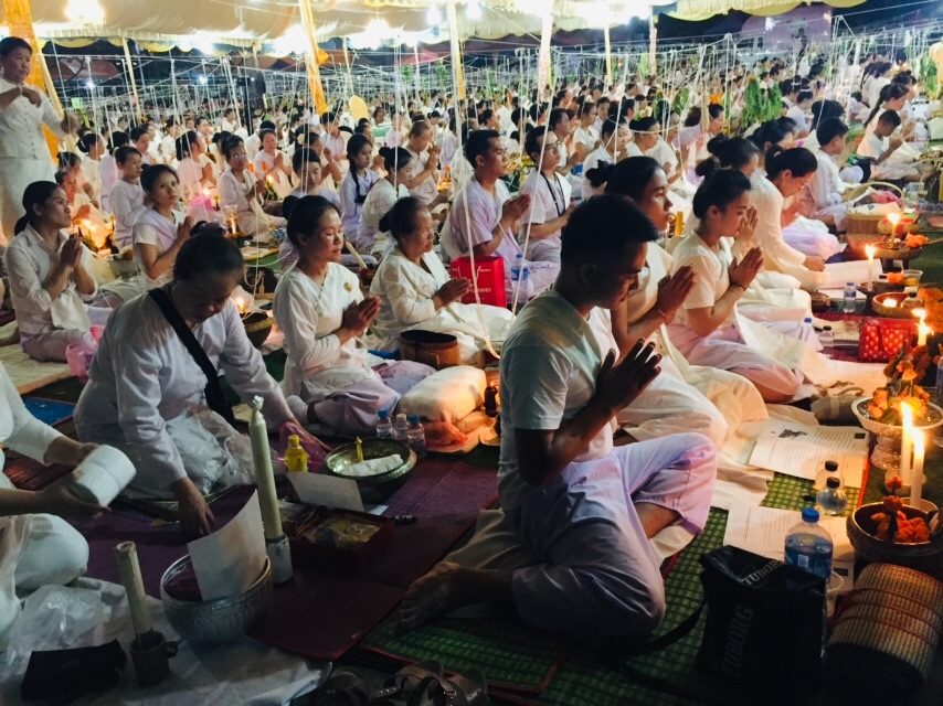 ชาวพุทธสปป.ลาว รับศีล ก่อนเวียนเทียนวันวิสาขบูชารอบพระธาตุหลวง(คลิป)