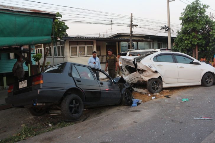 ปทุมธานี-ซิ่งเก๋งชนท้ายรถ2