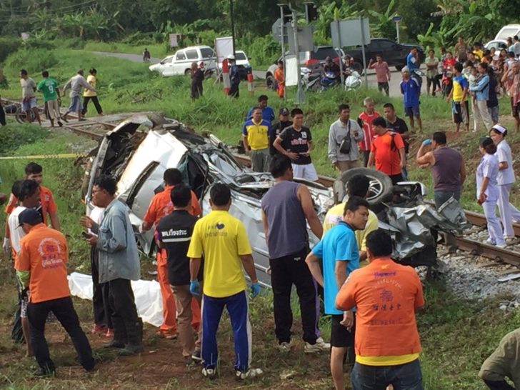 สุราษฎร์-รถไฟชนกระบะ