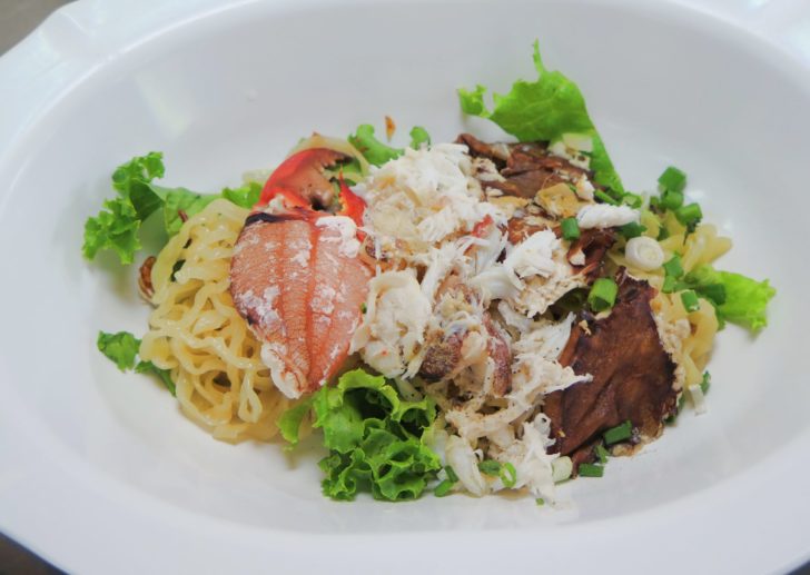 07TungLiagseng บะหมี่แห้งใส่ก้ามปู เนื้อปูทะเล มันปูเป็นแผ่นๆชามละ 200 บาท