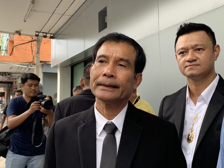 นายนิพันธ์ ศิริธร