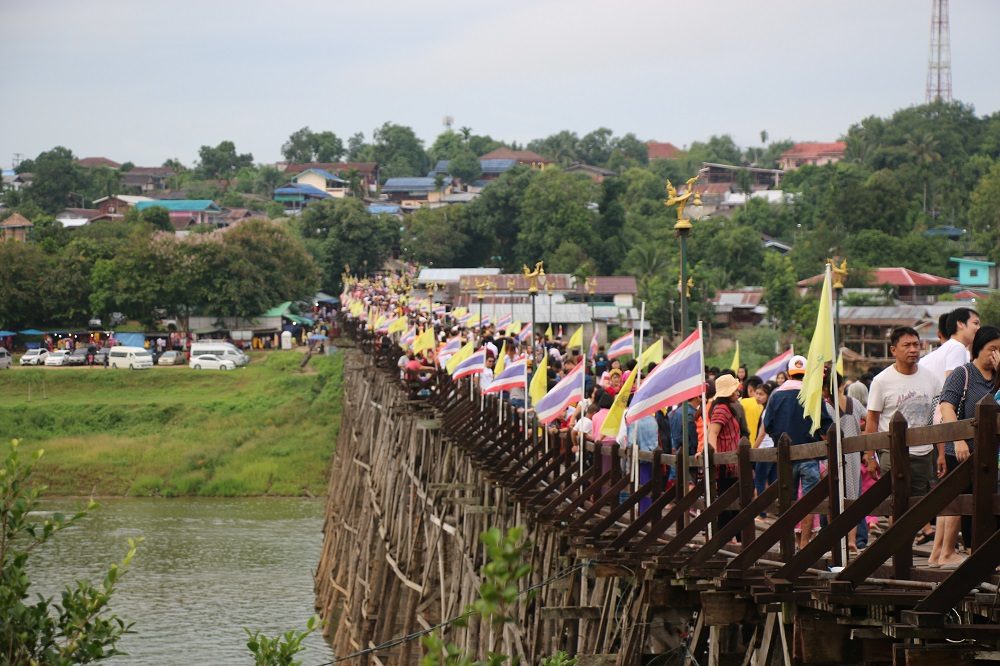 ประชาชน-นักท่องเที่ยวร่วมทำบุญตักบาตรที่สะพานมอญ ถวายเป็นพระราชกุศลแด่พระบาทสมเด็จพระเจ้าหัวอยู่ฯ รัชกาลที่ 10 ประชาชน-นักท่องเที่ยวร่วมทำบุญตักบาตรที่สะพานมอญ ถวายเป็นพระราชกุศลแด่พระบาทสมเด็จพระเจ้าหัวอยู่ฯ รัชกาลที่ 10