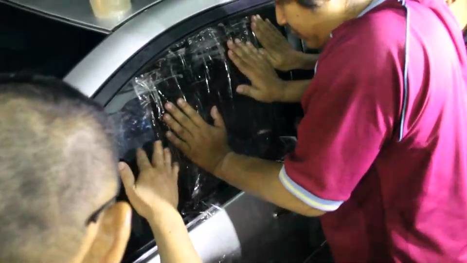 คนไทยลองเองแล้ว ช่วยเด็กติดรถโดยไม่ทุบกระจก ใช้เทปกาวแปะแล้วดึง ทำไม่ได้จริง