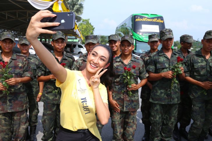 ขอเซลฟี่หน่อยจ้า 77 สาวมิสแกรนด์ฯ