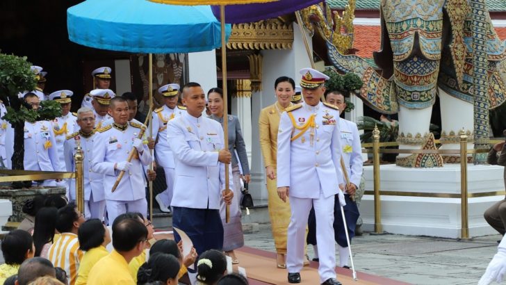 ภาพนำ ทรงเปลี่ยนเครื่องทรง