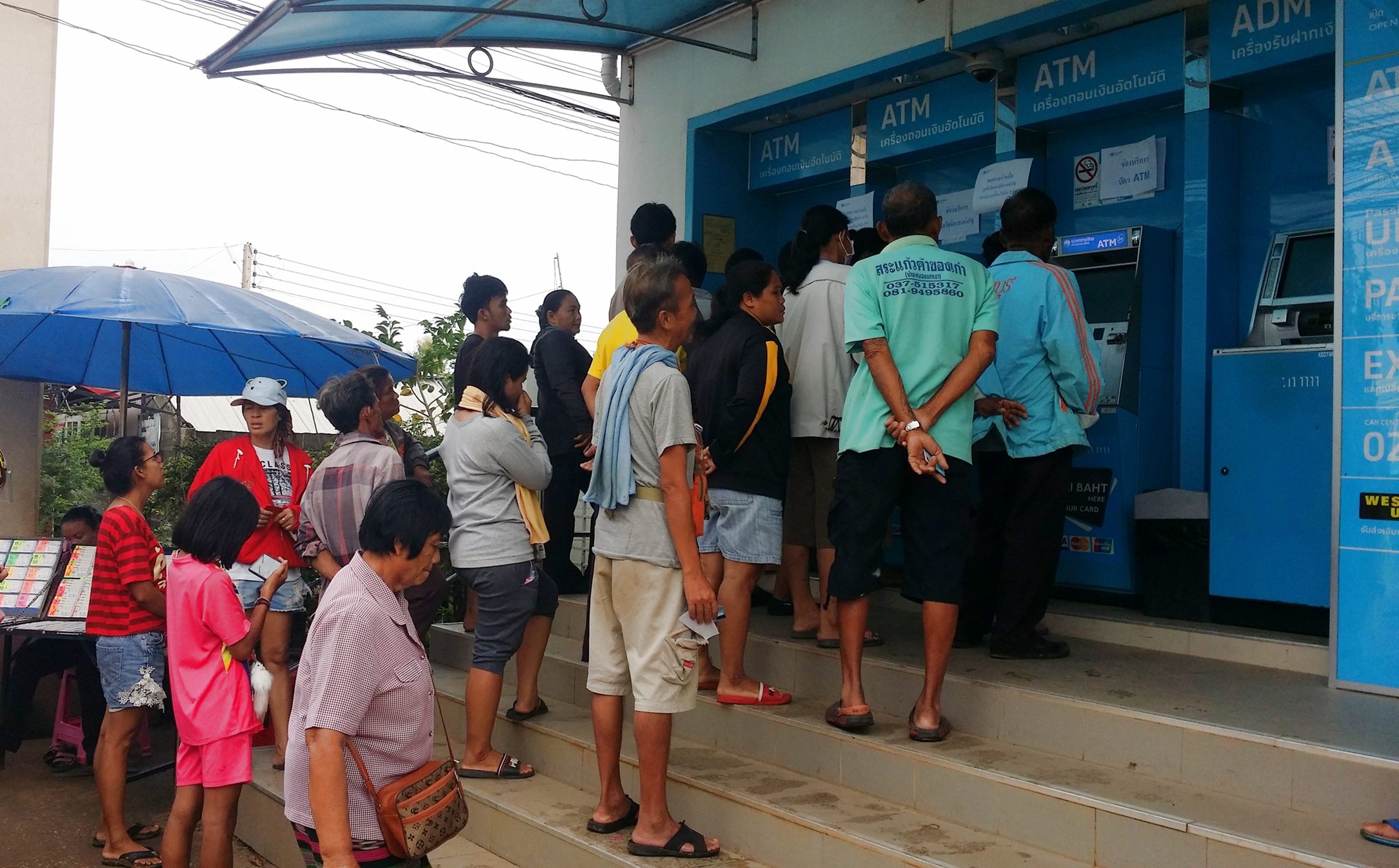 500 บาทเข้าบัตรสวัสดิการแล้ว ชาวบ้านต่อคิวรอกดเงิน เผยดีใจ ขอบคุณรัฐบาลที่ช่วยคนจน(คลิป)