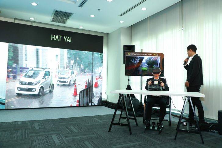 Pic 04 นายสมชัย CEO-AIS สาธิตนวัตกรรมการสื่อสารระหว่างรถต่อรถ (V2V) สั่งขับจากกทม.-สงขลา