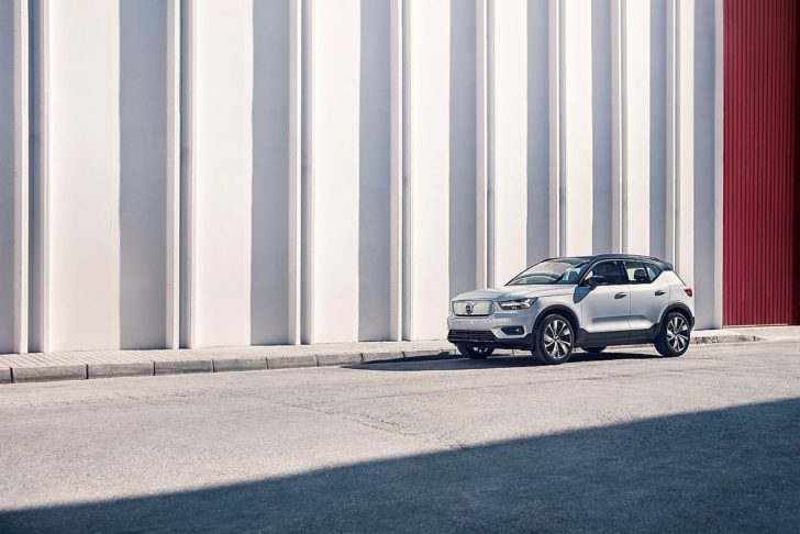 Volvo XC40 Recharge P8 AWD in Glacier Silver,