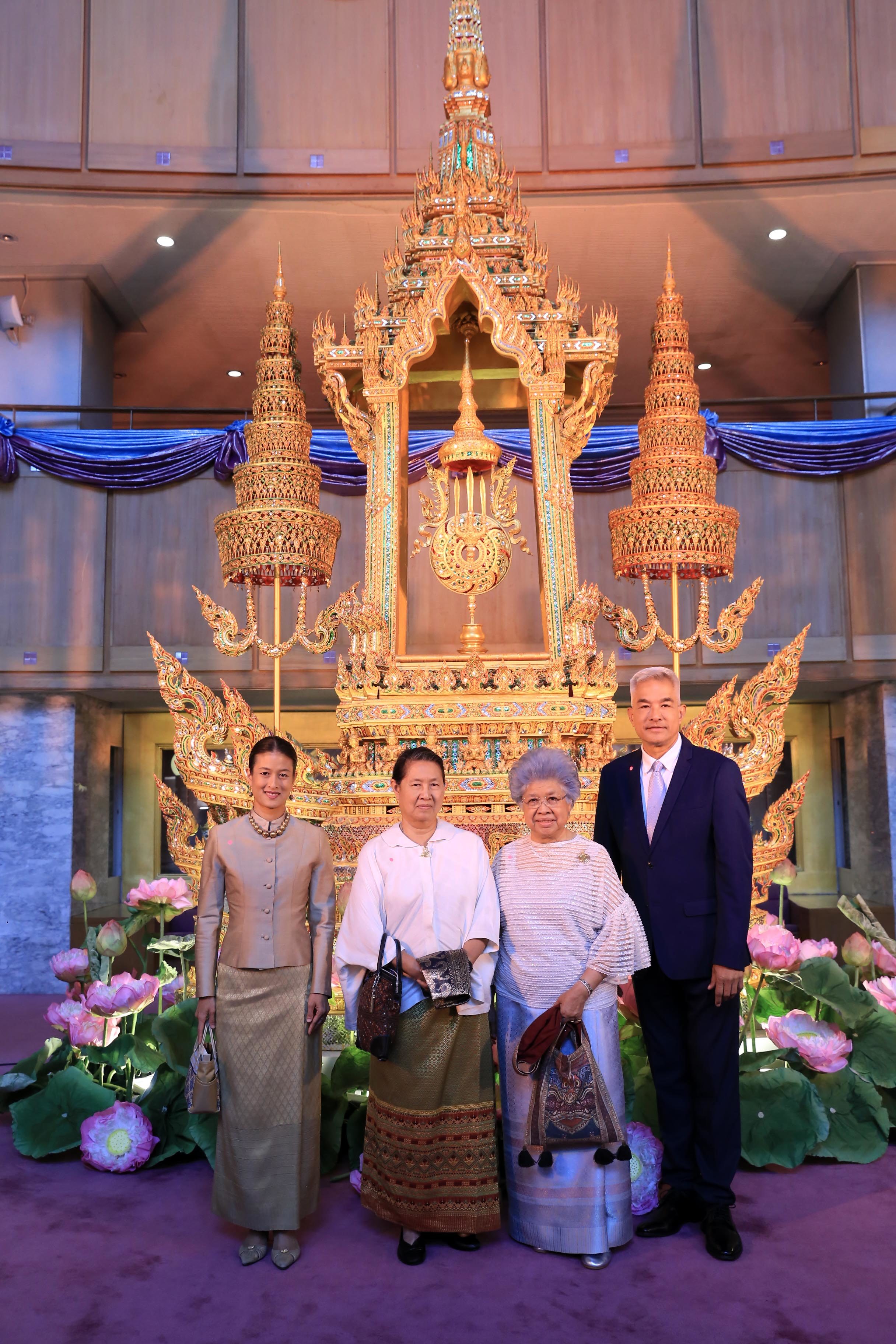 (จากซ้าย) ม.ล.ยุวันรี กิติยากร, ม.ล.เอื้อมสุขย์ กิติยากร, ท่านผู้หญิงบุตรี วีระไวทยะ และ เผ่าทอง ทองเจือ