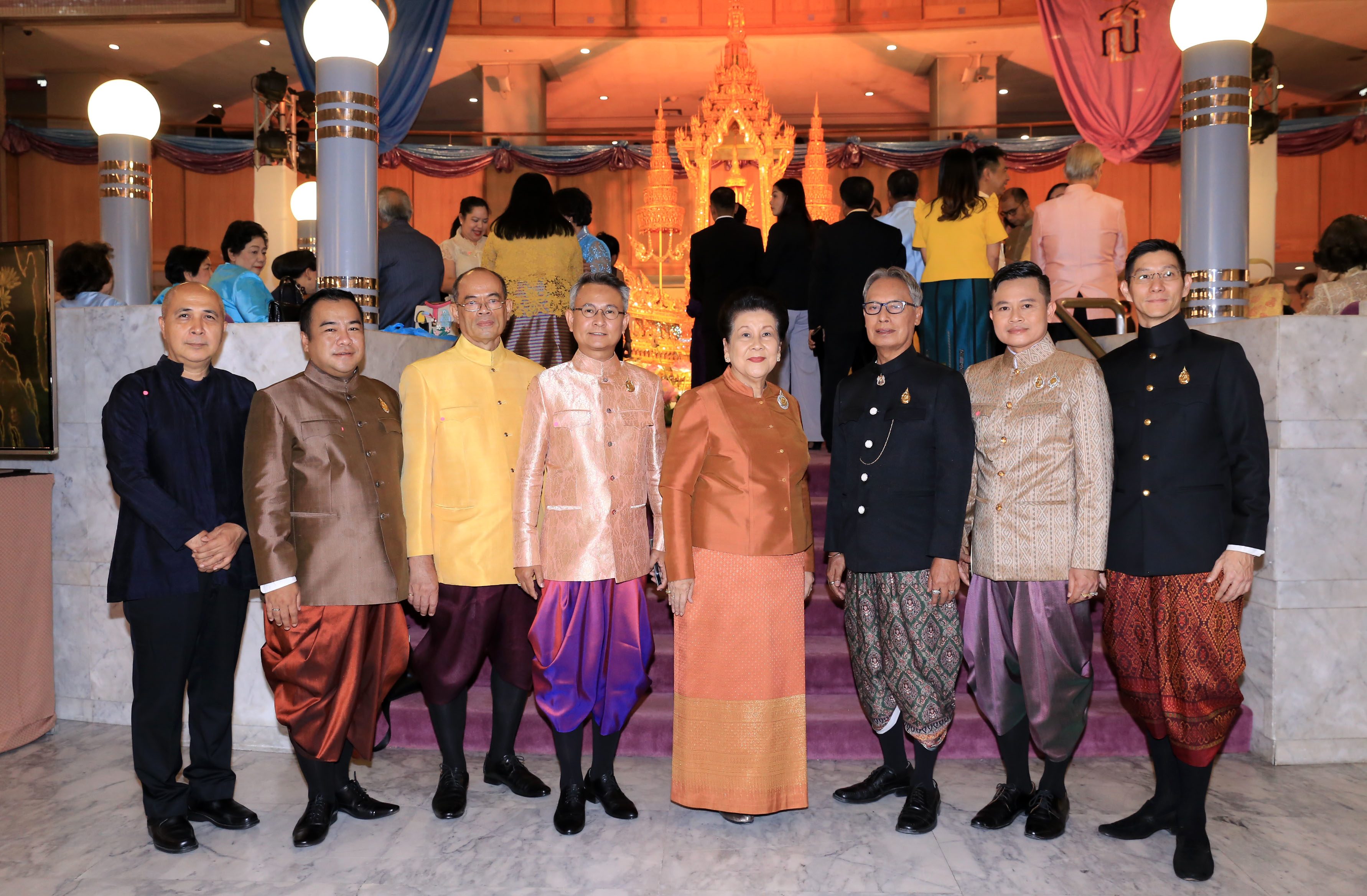 ท่านผู้หญิงจรุงจิตต์ ทีขะระ (ที่ ๕ จากซ้าย)  และคณะกรรมการจัดการแสดงโขนมูลนิธิส่งเสริมศิลปาชีพฯ