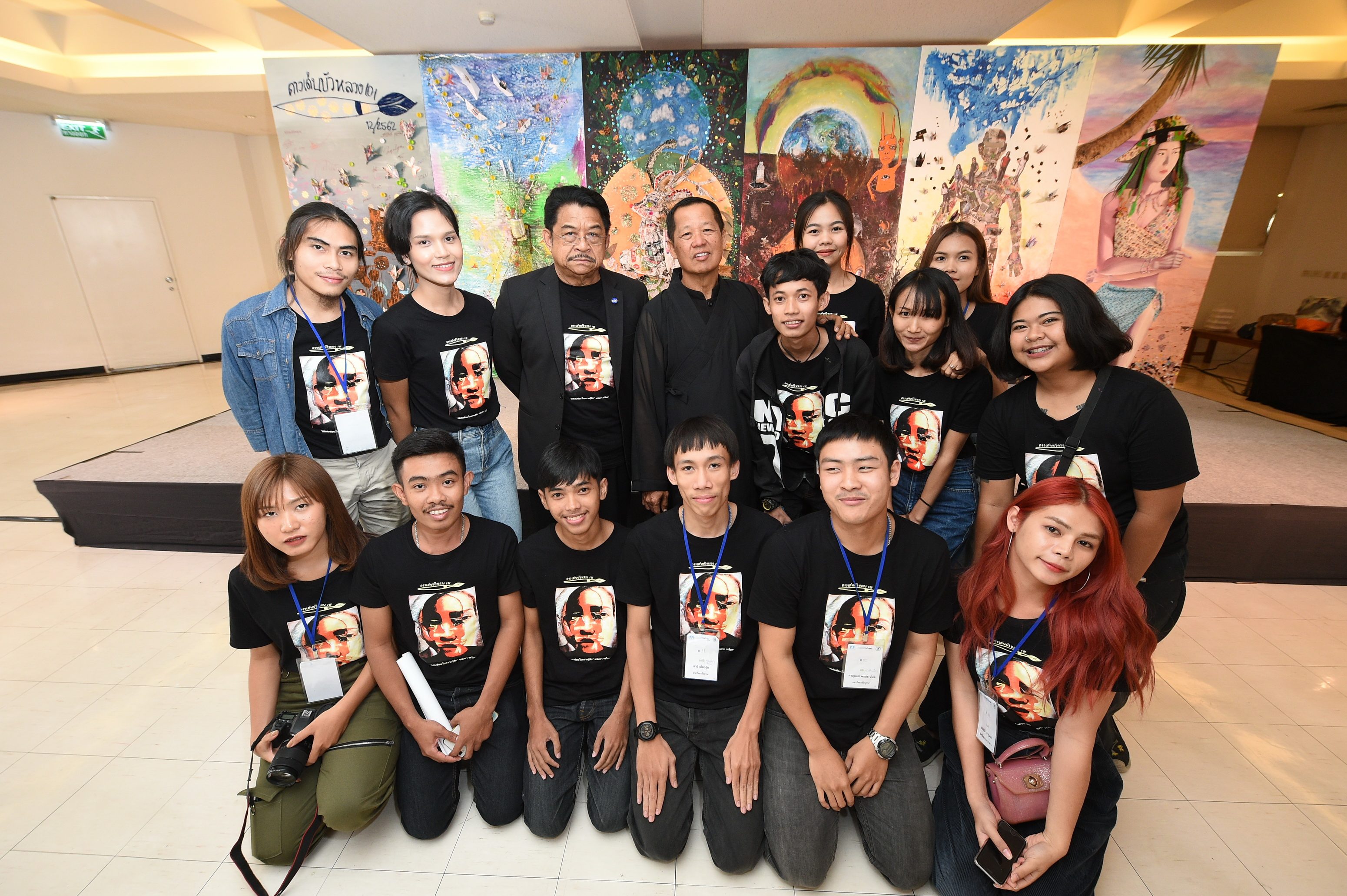 ถ่ายรูปกับนักศึกษาศิลปะ