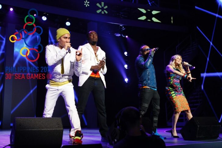 Black_Eyed_Peas_at_Walmart_meeting