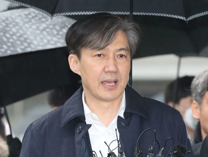 Former South Korean Justice Minister Cho Kuk arrives at a court to attend a hearing for reviewing the prosecution's detention warrant in Seoul