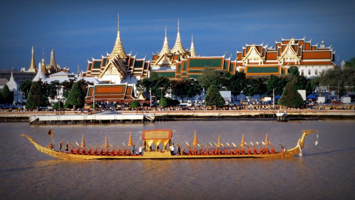 เรือพระที่นั่งสุพรรณหงส์ ในขบวนพยุหยาตราทางชลมารค ในสมัยรัชกาลที่ 9