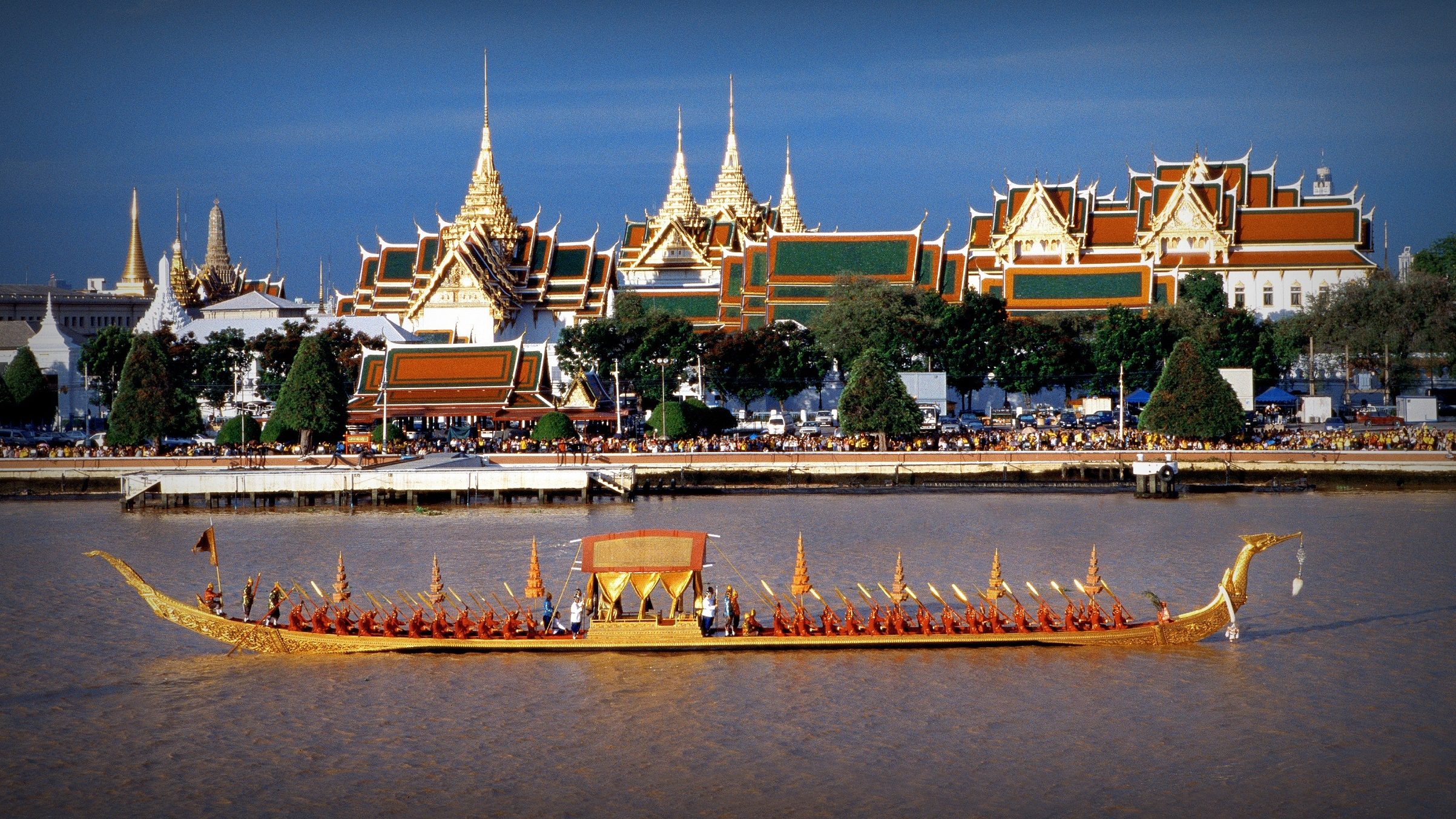 เรือพระที่นั่งสุพรรณหงส์ ในขบวนพยุหยาตราทางชลมารค ในสมัยรัชกาลที่ 9
