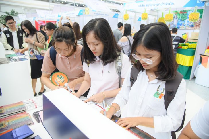 01.น้องๆ เยาวชนมุ่งมั่นกรอกใบสมัครเพื่อขอรับทุน