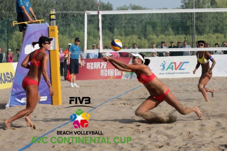 Wang_Fan_and_Xia_Xinyi_(in_red)_in_action_in_the_Final-Women_of_AVC_Beach_Volleyball_Continental_Cup.