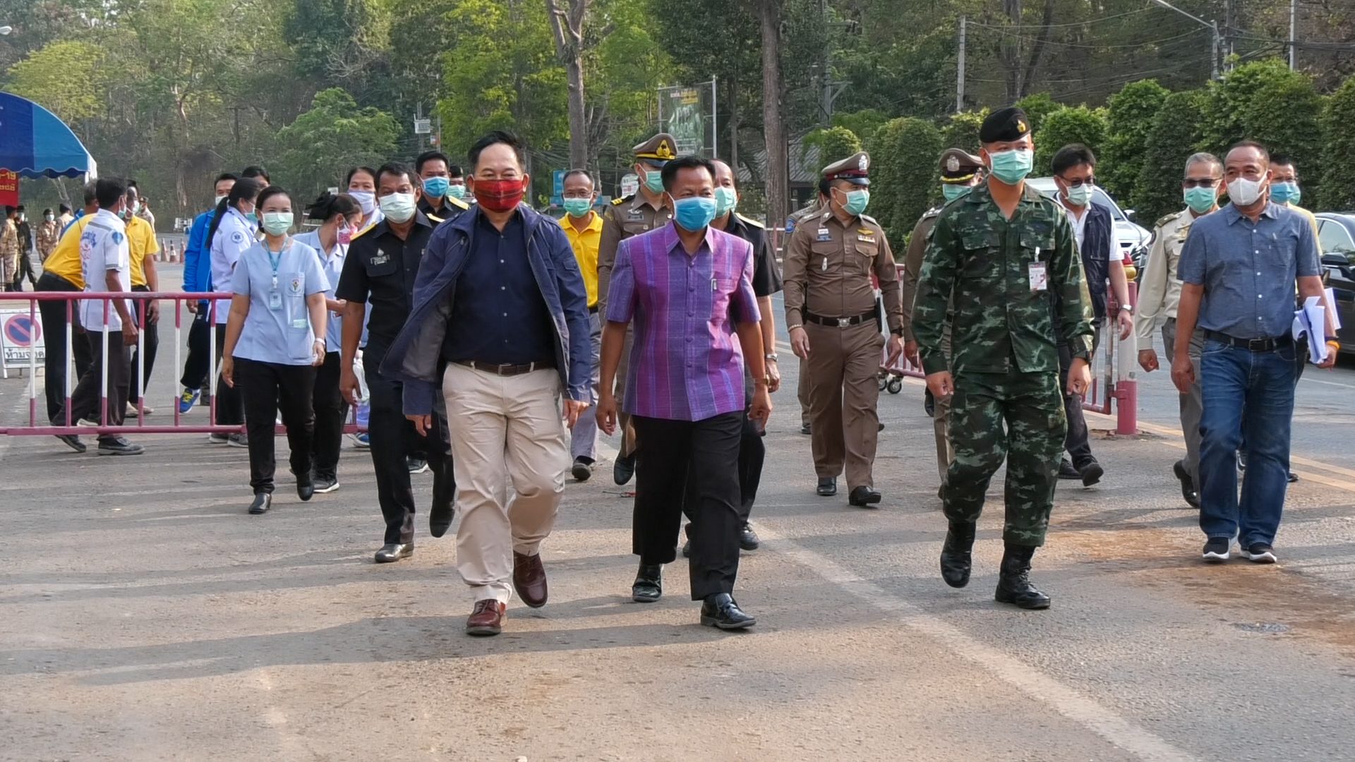 สุรินทร์-ปิดชายแดนช่องจอม วันแรก…ผู้ว่าฯรุดพบ ผวจ.อุดรมีชัย ทำความเข้าใจและขอความร่วมมือสกัดโควิด