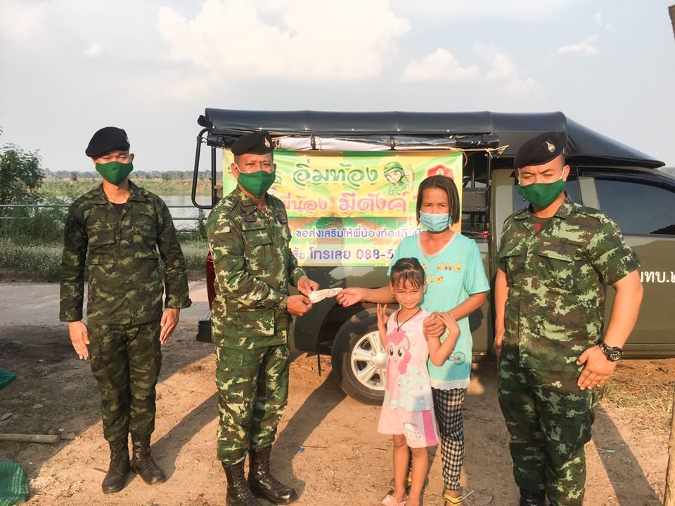 มทบ.210 ขับรถสายัณห์รับซื้อผัก ตามโครงการ 'ทหารอิ่มท้อง พี่น้องมี