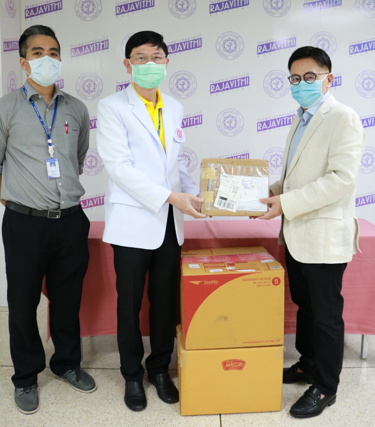 นพ.เรวัต มอบหน้ากากอนามัย N95 ให้ นพ.สมเกียรติ ผอ.โรงพยาบาลราชวิถี