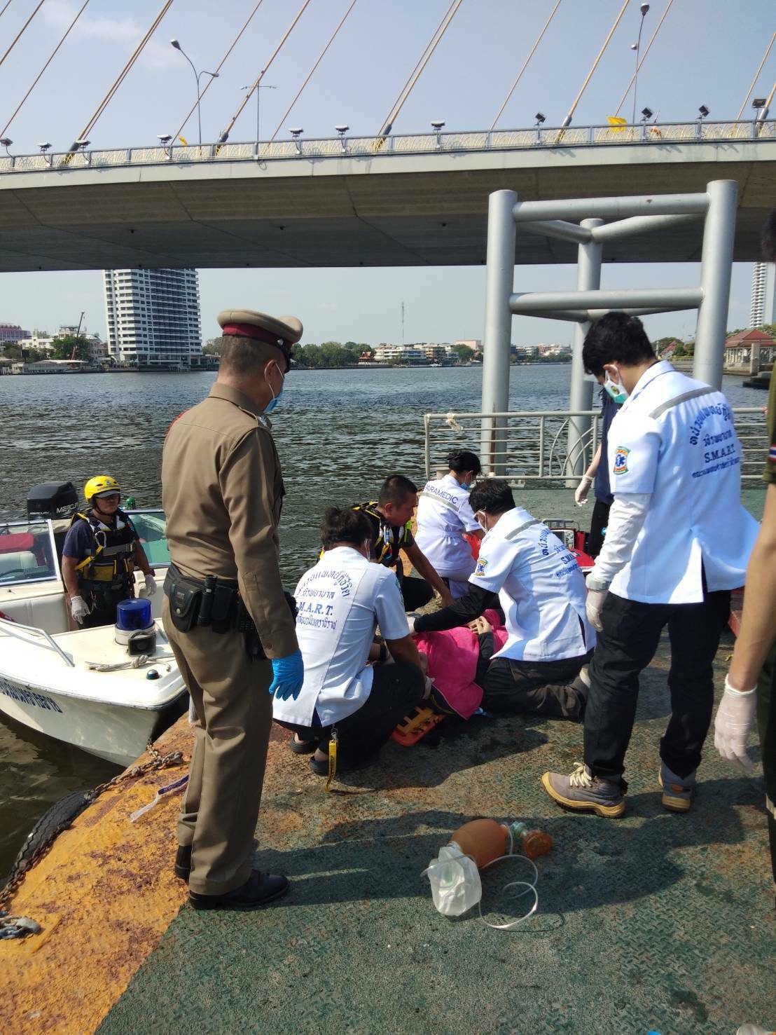 3 น.ศ.สาวมหา'ลัยดังนัดโดดสะพานพระราม 8 ดับ 2 รอด 1 (คลิป) 3 น.ศ.สาวมหา'ลัยดังนัดโดดสะพานพระราม 8 ดับ 2 รอด 1 (คลิป)