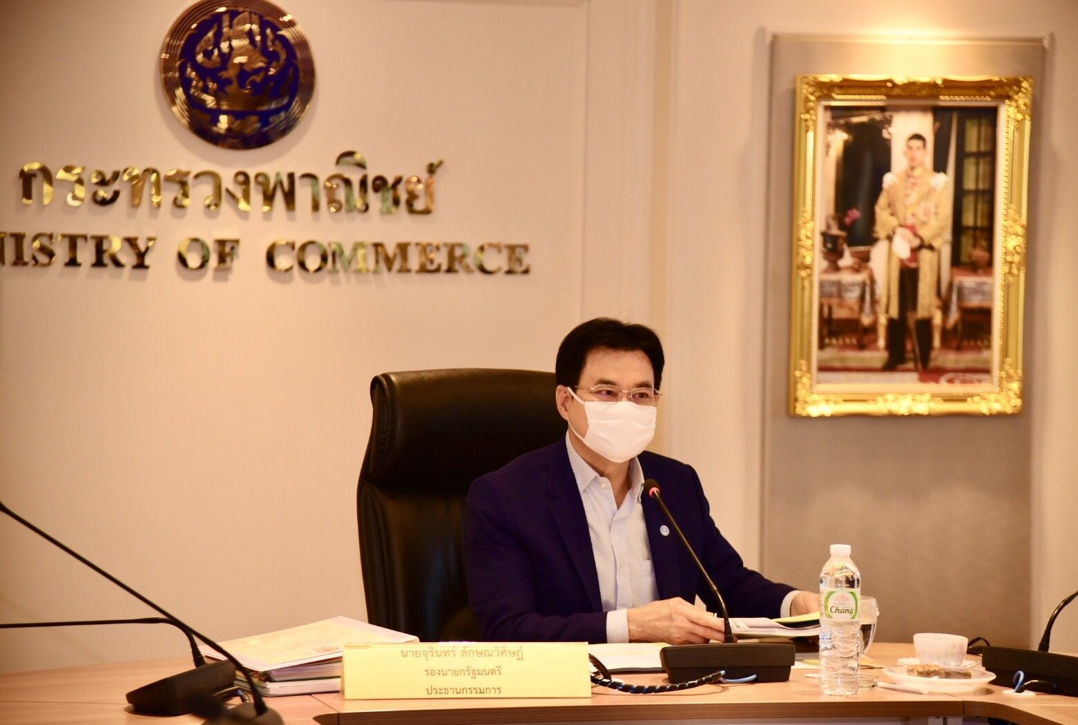 นายจุรินทร์ ลักษณวิศิษฏ์ รองนายกรัฐมนตรี และรัฐมนตรีว่าการกระทรวงพาณิชย์ 