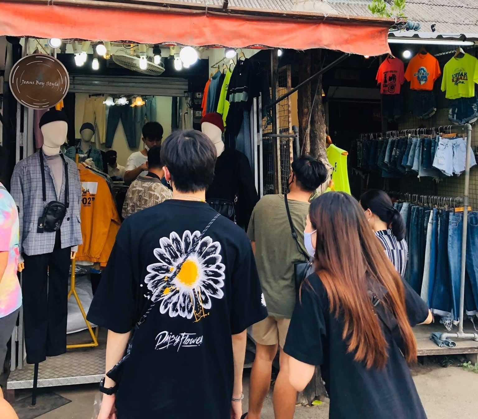 สแกนคิวอาร์โค้ด “ไทยชนะ” ก่อนเข้า-ออกตลาดนัดจตุจักร