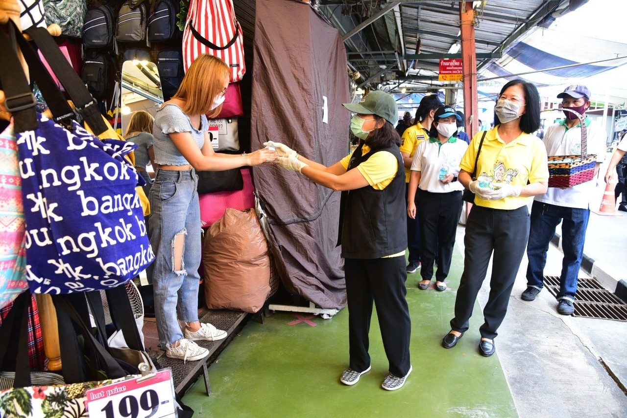กทม.แจกแอลกอฮอล์ล้างมือให้ผู้ค้าตลาดนัดจตุจักร